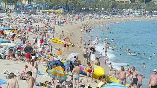 Policies i bombers rescaten una adolescent atrapada al mar després que una onada l’arrossegués a Lloret
