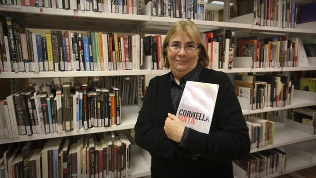 Montserrat Galícia posa con Cornellà mata, obra policíaca publicada por su grupo literario.