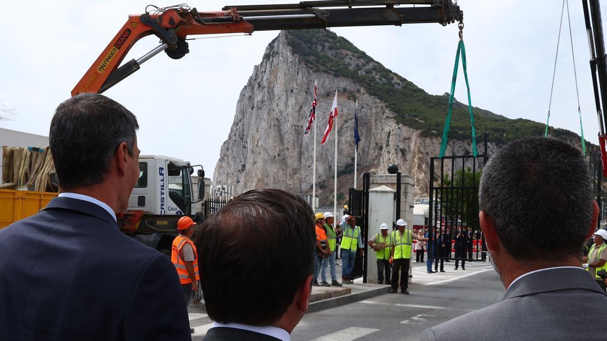 VÍDEO | Operarios retiran la última parte de la verja de Gibraltar