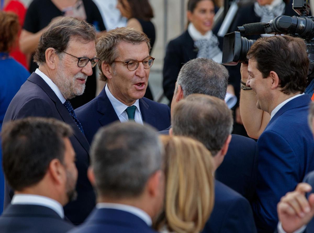 SEVILLA, 23/07/2022.- El expresidente del PP Mariano Rajoy; su sucesor en la formación, Alberto Nuñez Feijóo (c) y el presidente de Castilla y León, Alfonso Fernández Mañuenco (d) conversando antes de la jura del presidente de la Junta de Andalucía, Juanma Moreno, hoy sábado en un acto que se ha desarrollado ante la fachada del Palacio de San Telmo de Sevilla, sede de la Presidencia. EFE/Julio Muñoz