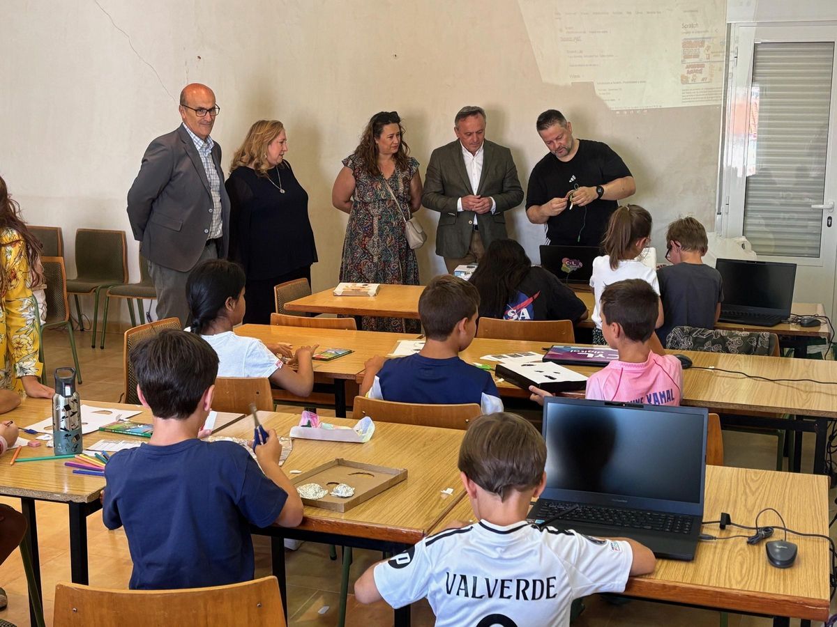 Un momento durante la visita al centro rural asociado de CyL Digital Rural en La Bóveda de Toro durante un taller de iniciación a la robótica.