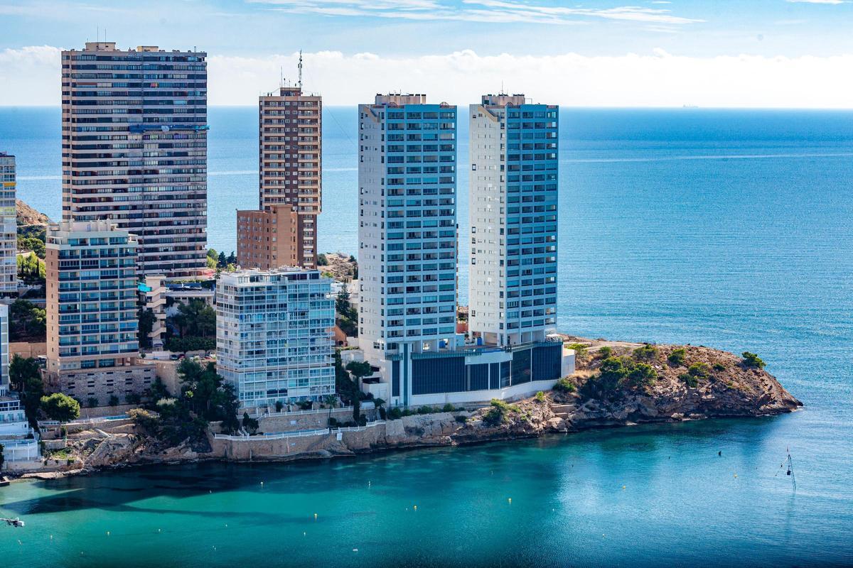 Las torres Gemelos 28, construidas fuera de la ordenación de Costas.