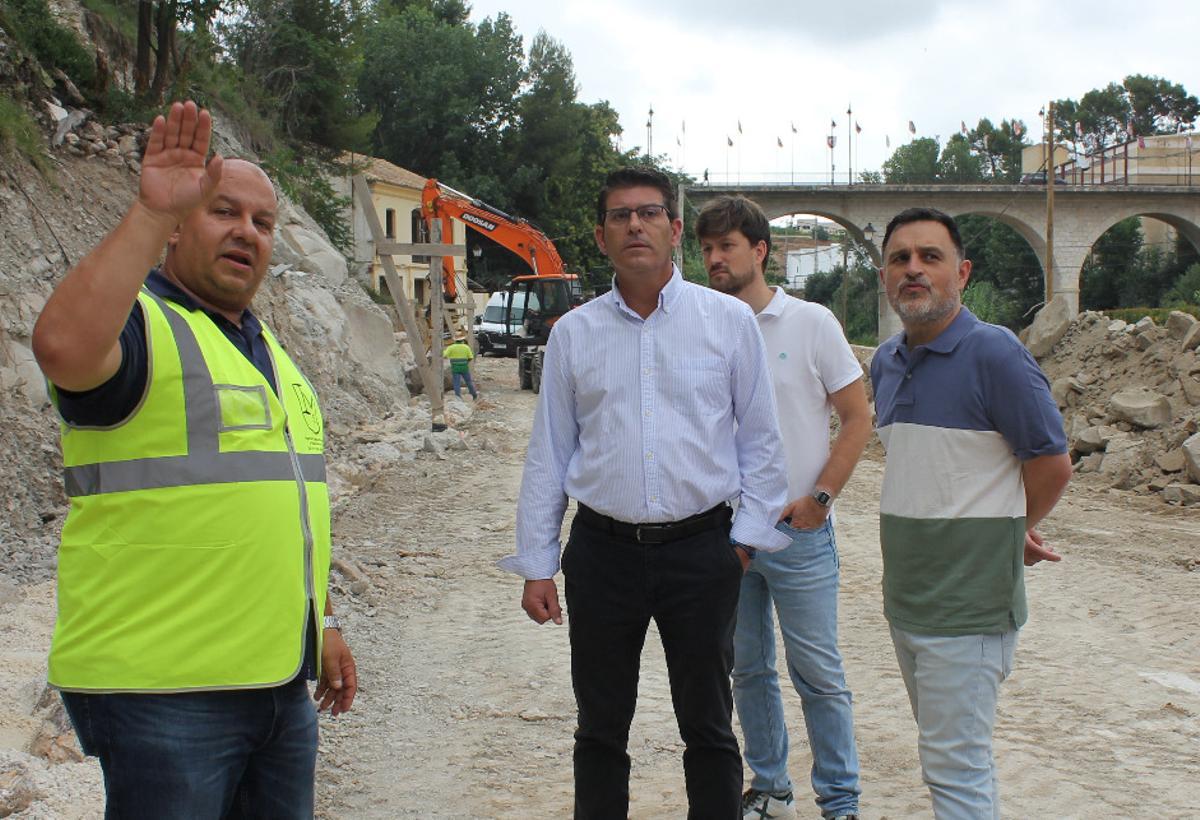 El alcalde de Ontinyent, en una visita a Cantareria junto a dos concejales.