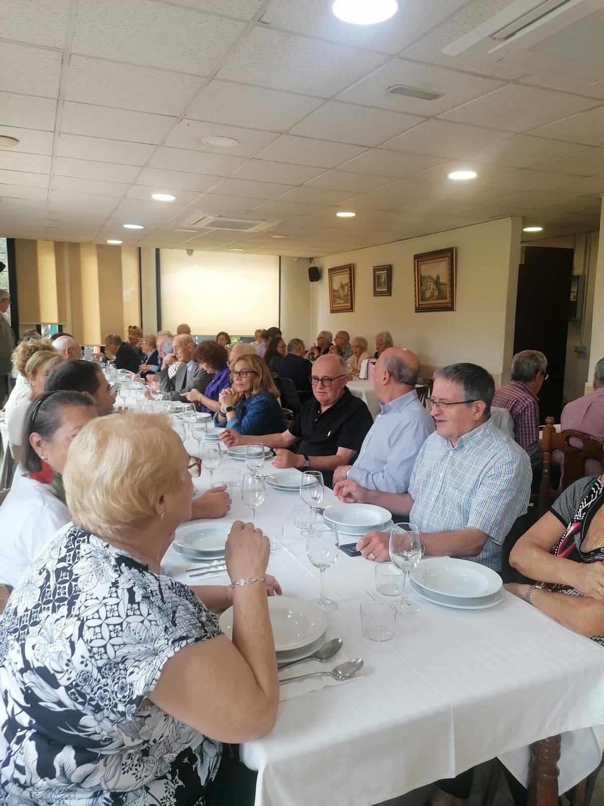Los socios del Centro Asturiano de Barcelona disfrutante del Desarme.