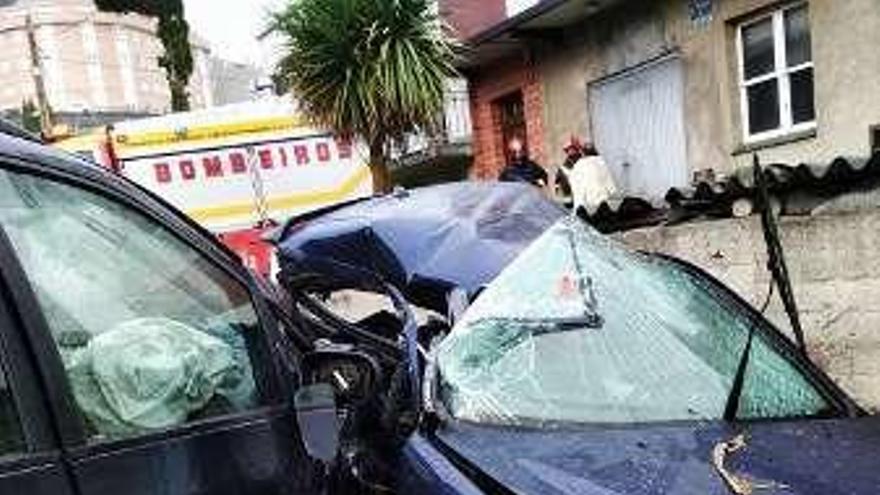 Herido grave al quedar atrapado en su coche en un choque en Pastoriza
