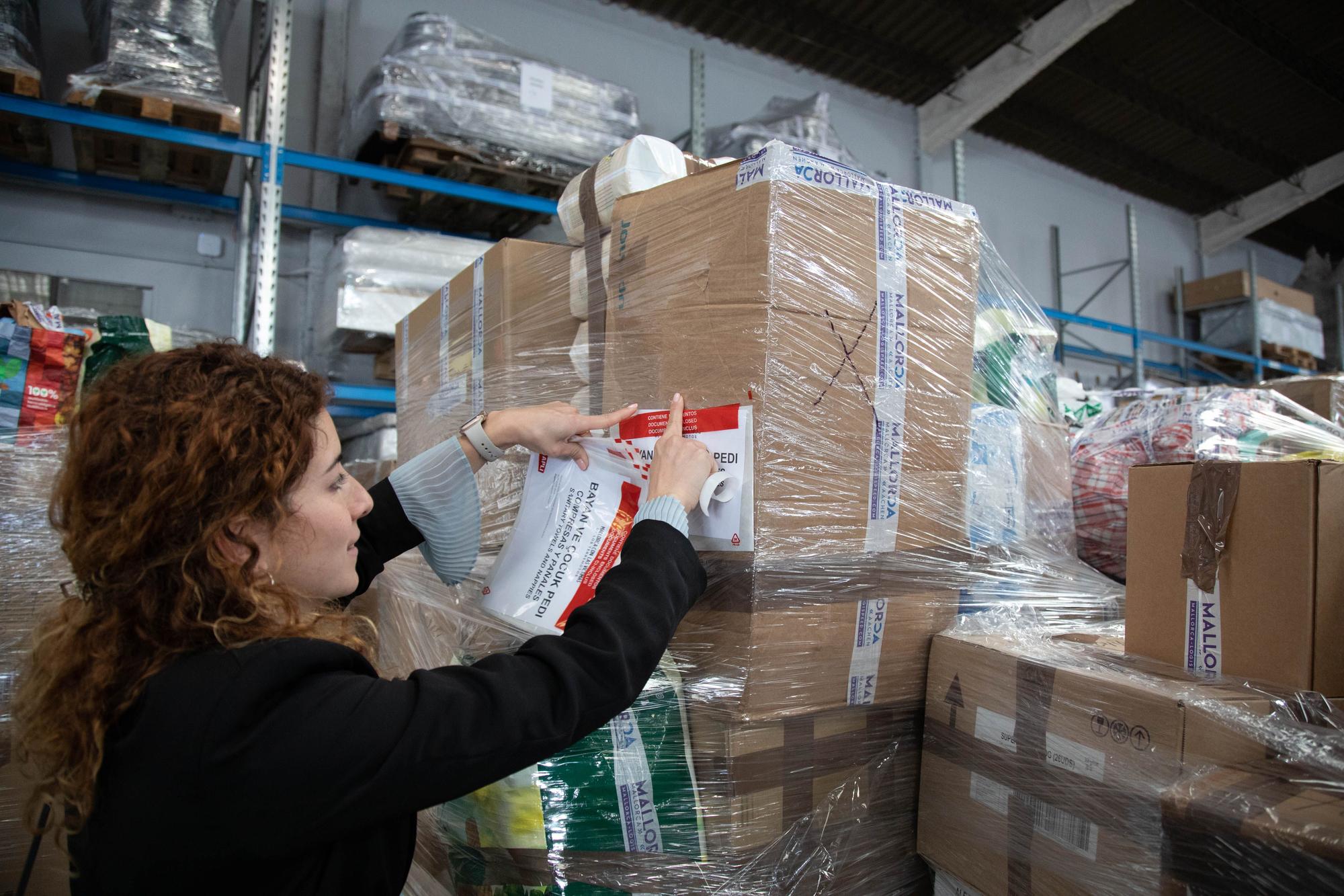 Cargan un camión desde Mallorca con material humanitario para los afectados por los terremotos de Turquía