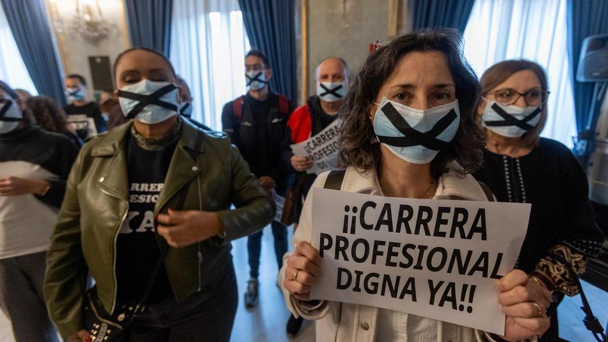 Una protesta de funcionarios ante el Pleno de Alicante.