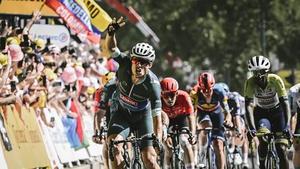 Jasper Philipsen se impone a Mark Cavendish en el esprint de Burdeos.