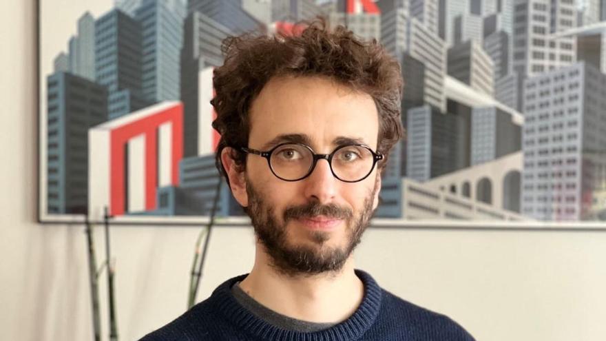 David Muñoz Mateos, escritor y profesor de la Sorbona, presenta hoy libro en Gijón: "Alguien criado entre lobos, a pesar de lo peculiar, es tan humano como cualquiera"