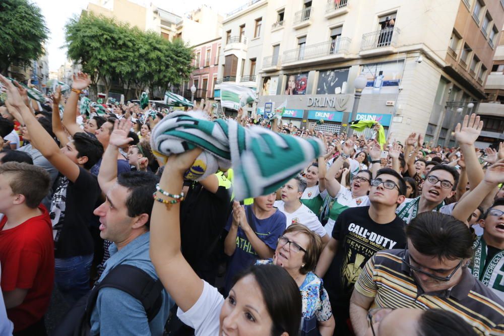 El Elche celebra su ascenso a Segunda División en una rúa por las calles de la ciudad