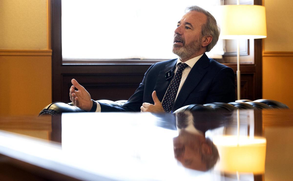 El presidente Azcón, en otro momento de la entrevista.