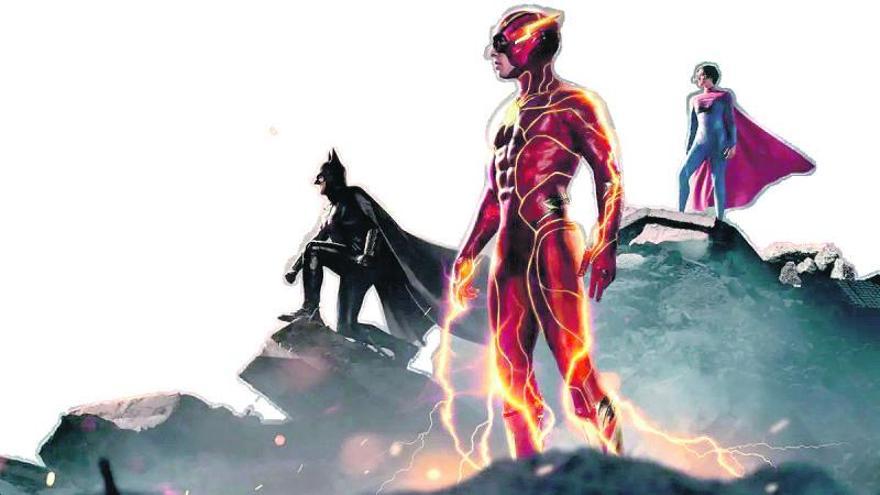 El Batman de Michael Keaton,Flash y Supergirl en unaimagen promocional. l.o.