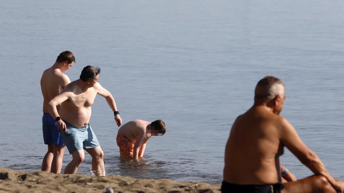 Turistas en la playa.