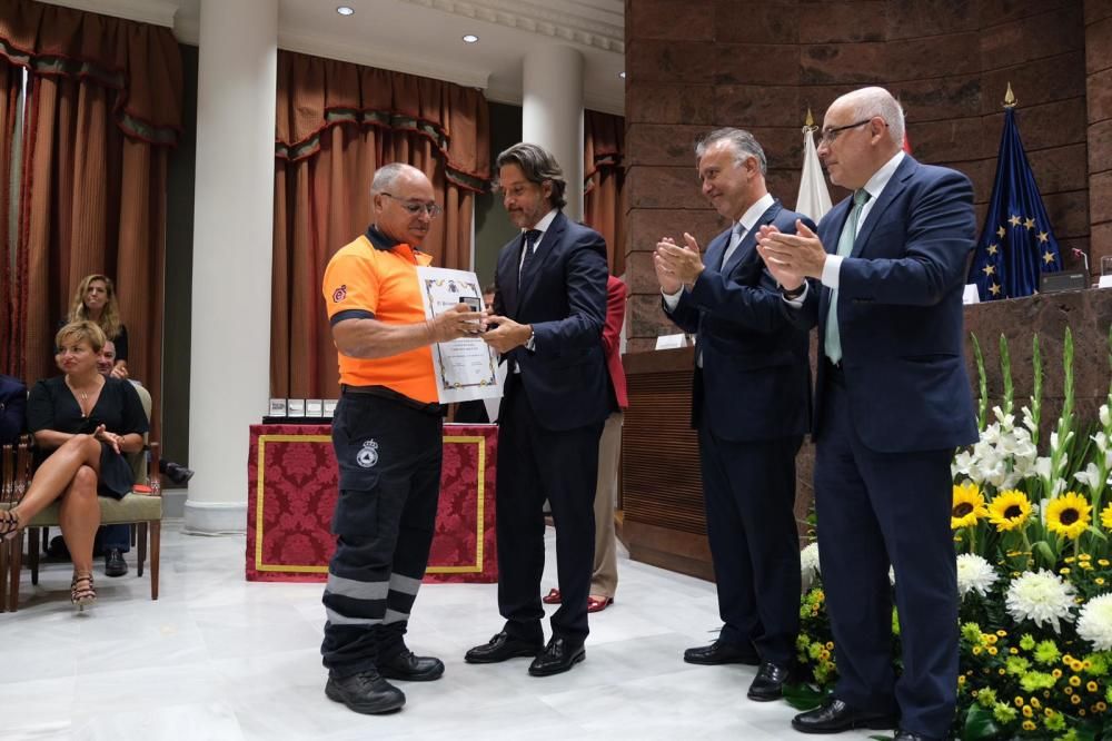 Homenaje en el Parlamento canario por el incendio