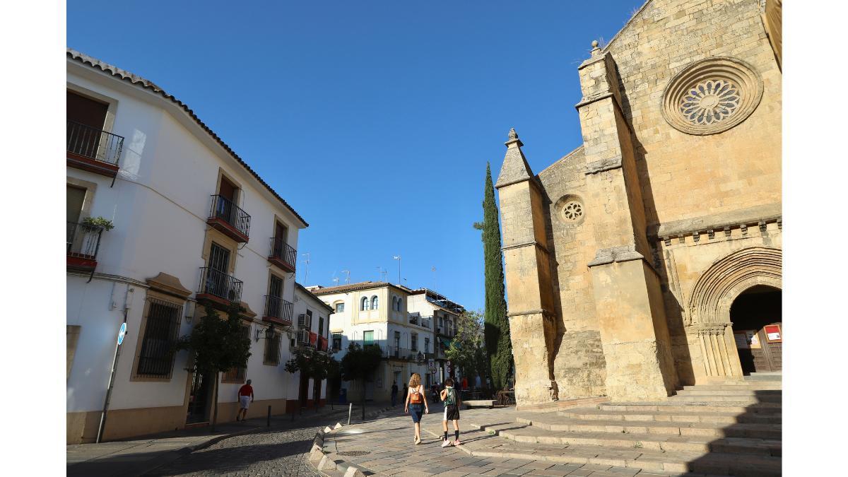 Residencial Viana se ubica junto a la Iglesia de Santa Marina.