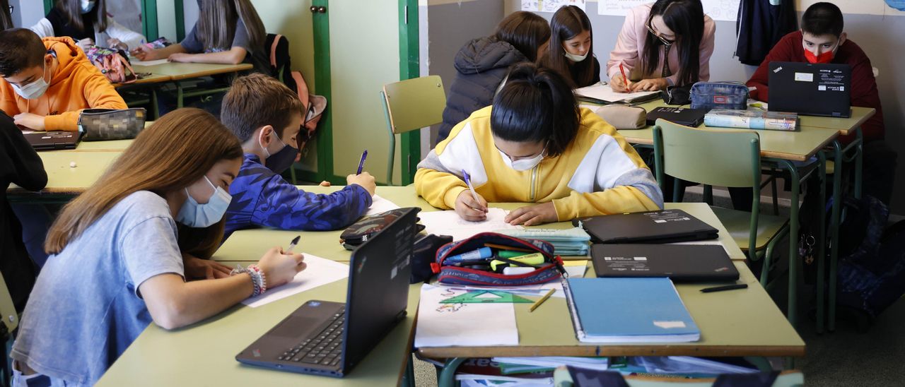 Alumnos en el instituto público de Vigo. // A. Villar