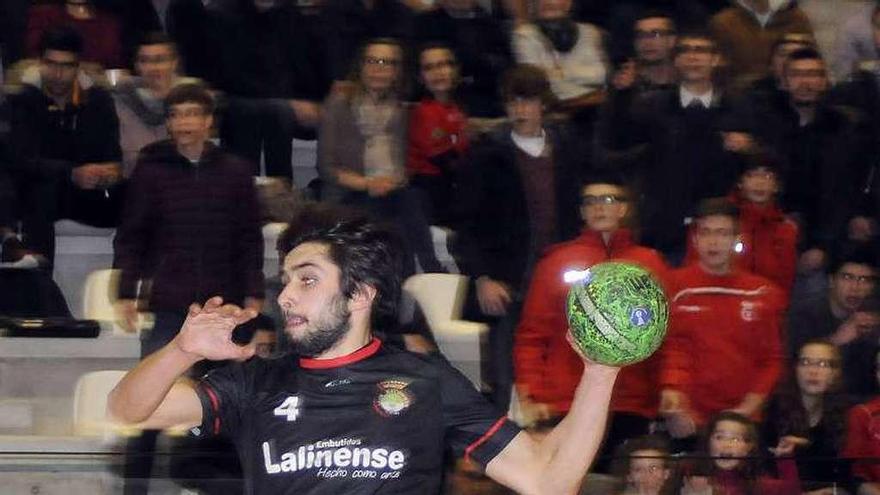 Ramón Gil, en un partido del Balonmán Lalín. // Bernabé/Javier Lalín