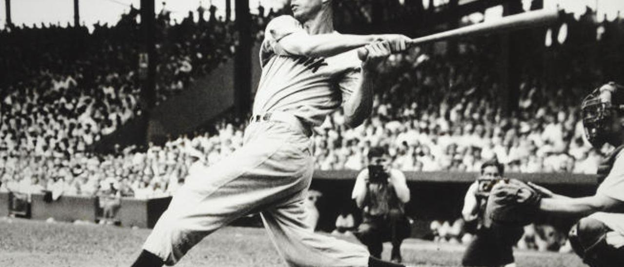 Joe DiMaggio batea durante un partido.