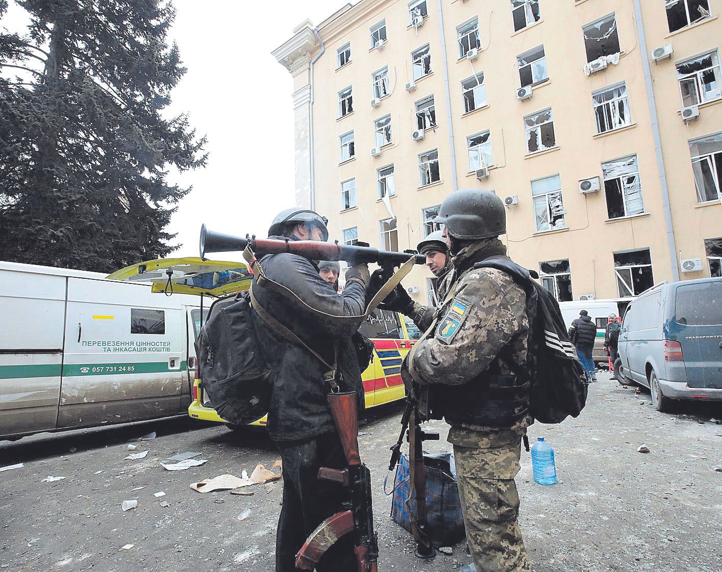 Soldados ucranianos revisan sus armas en Járkov.