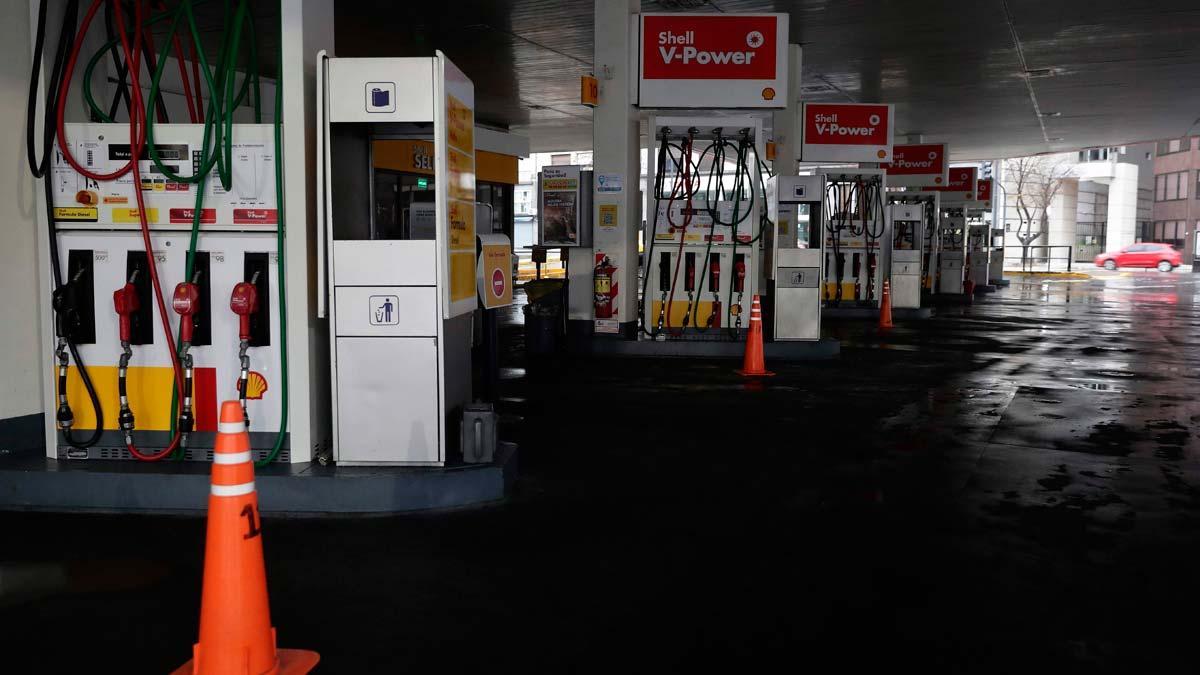 Argentina sufre un gran apagón que afecta también a Uruguay. En la foto, una gasolinera cerrada en Buenos Aires.