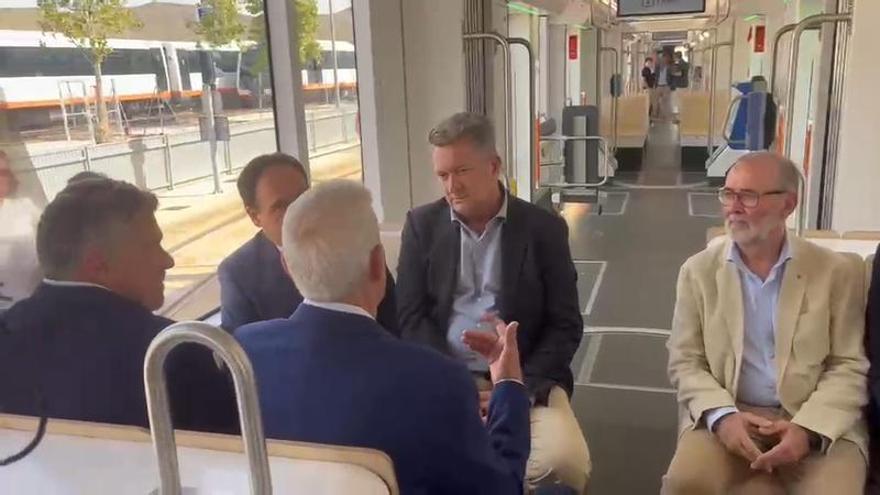 Pérez Llorca vista las instalaciones del TRAM de Alicante para conocer los nuevos vehículos