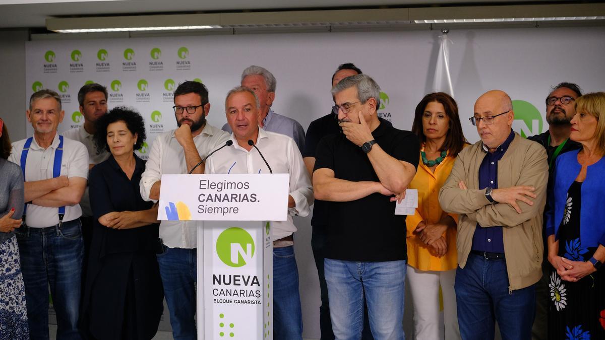 El candidato Luis Campos Jiménez valora los resultados de las elecciones 2023 arropado por sus compañeros.