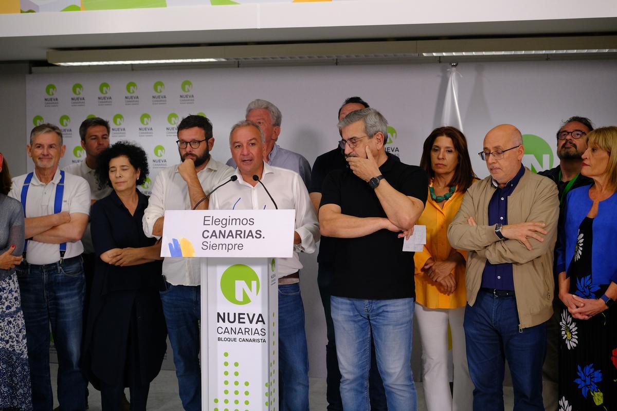 El candidato Luis Campos Jiménez valora los resultados de las elecciones 2023 arropado por sus compañeros.