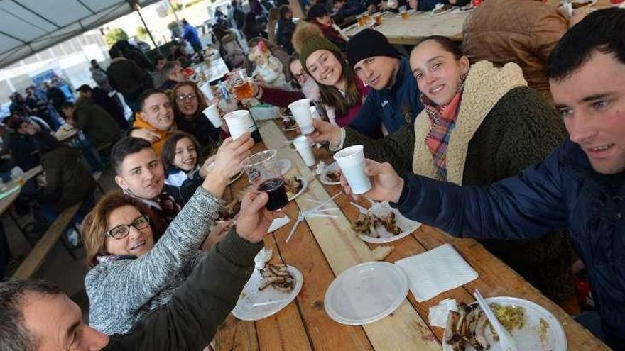 Aficionados brindando en la comida de ayer. // Gustavo Santos