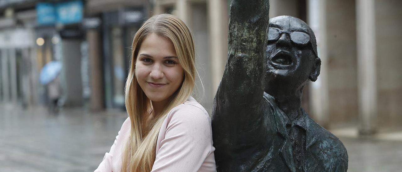 Xela Dafauce, junto a la estatua de Manuel Castro, en Príncipe