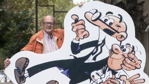 El dibujante Francisco Ibañez posa con sus personajes, Mortadelo y Filemón.