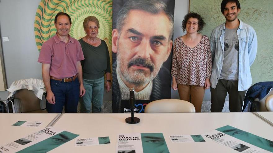 La vicepresidenta de la Diputación, Goretti Sanmartín, la presidenta de la Fundación Manuel María y su viuda, Saleta Goi, el secretario de la entidad Alberte Ansede, y el director y actor de Lucecús Teatro, Rubén Pérez, durante la presentación de la novena edición de &#039;Lúas de Outono&#039;.