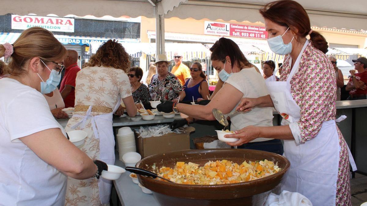 La alcaldesa de Alhaurín, Toñi Ledesma, colaboró en la degustación del plato típico de la Fiesta de la Cachorreña.