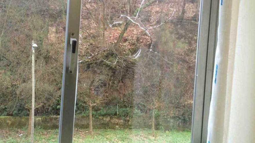 La ventana rota por una pedrada, en el colegio de Rioturbio.