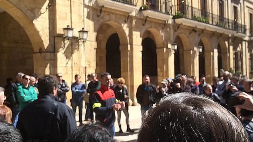 "Menos políticos y más bomberos"