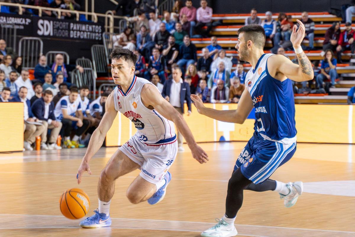 Barcello trata de hilvanar un ataque ante un rival del Fuenlabrada