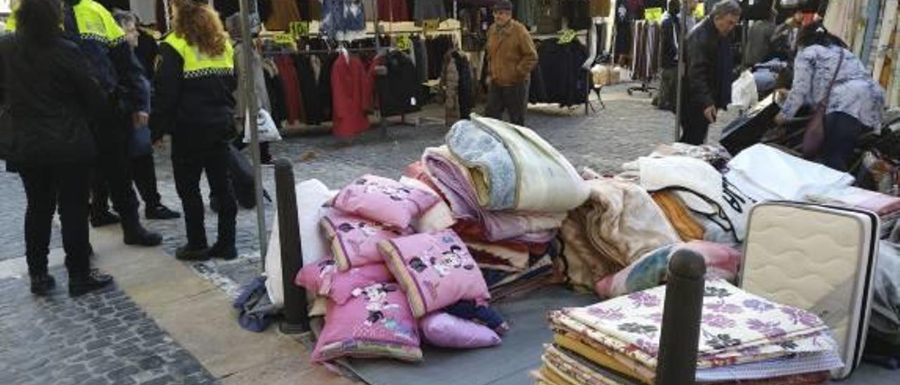 Los bolardos del Mercat resucitan el conflicto con los vendedores ambulantes