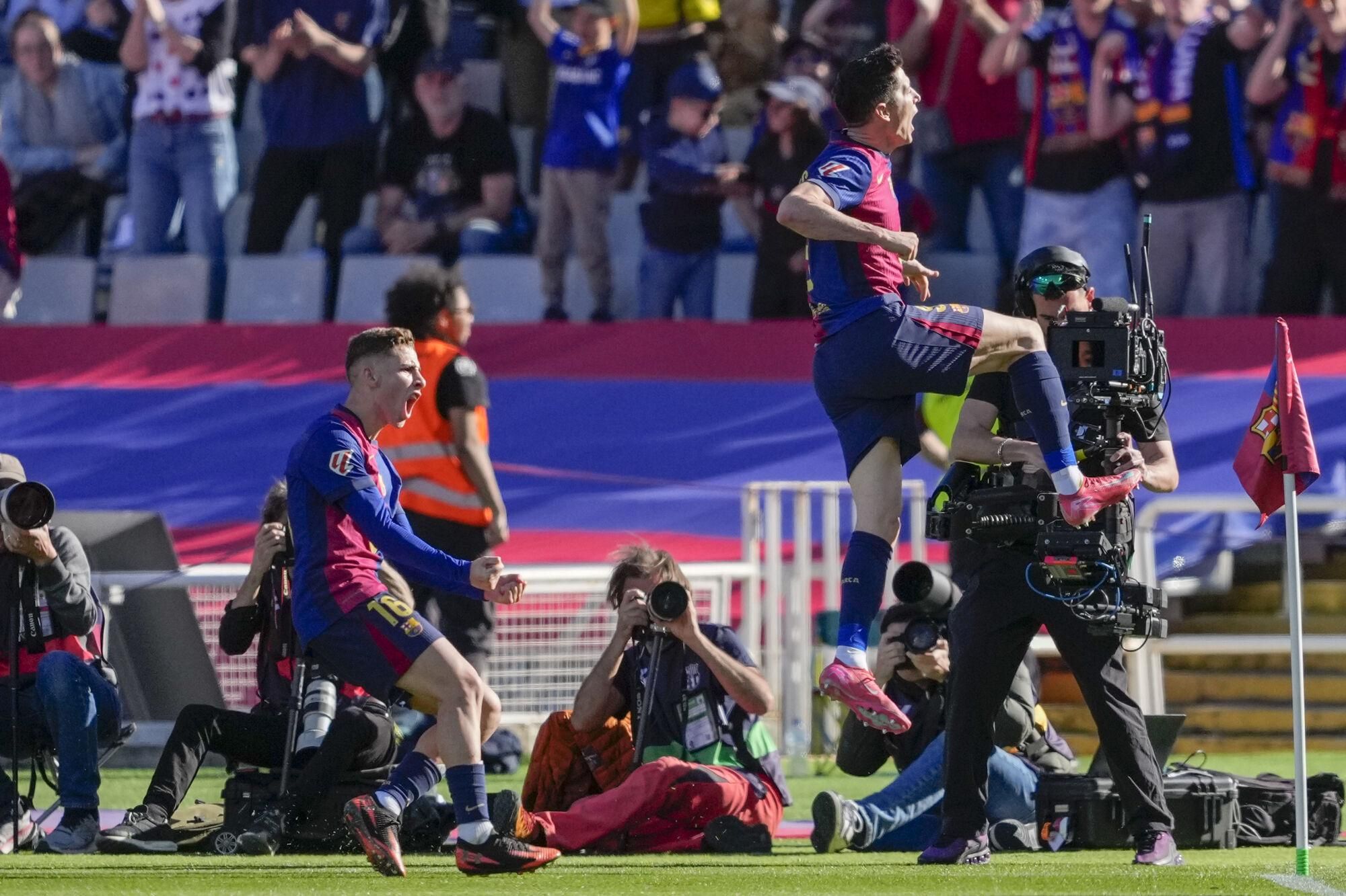 BARCELONA, 30/03/2025.- El delantero del Barcelona Robert Lewandowski celebra su gol contra el Girona, durante el partido de la jornada 29 de LaLiga que FC Barcelona y Girona disputan este domingo en el estadio Lluis Companys de Barcelona. EFE/ Alejandro García