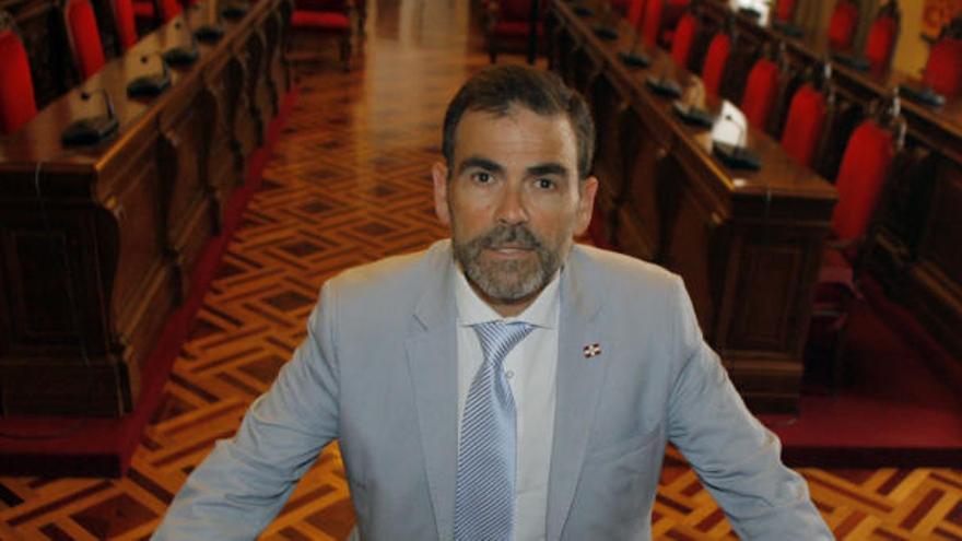 El alcalde José López posa ante la cámara en el salón de Plenos del Palacio Consistorial del ayuntamiento de Cartagena.