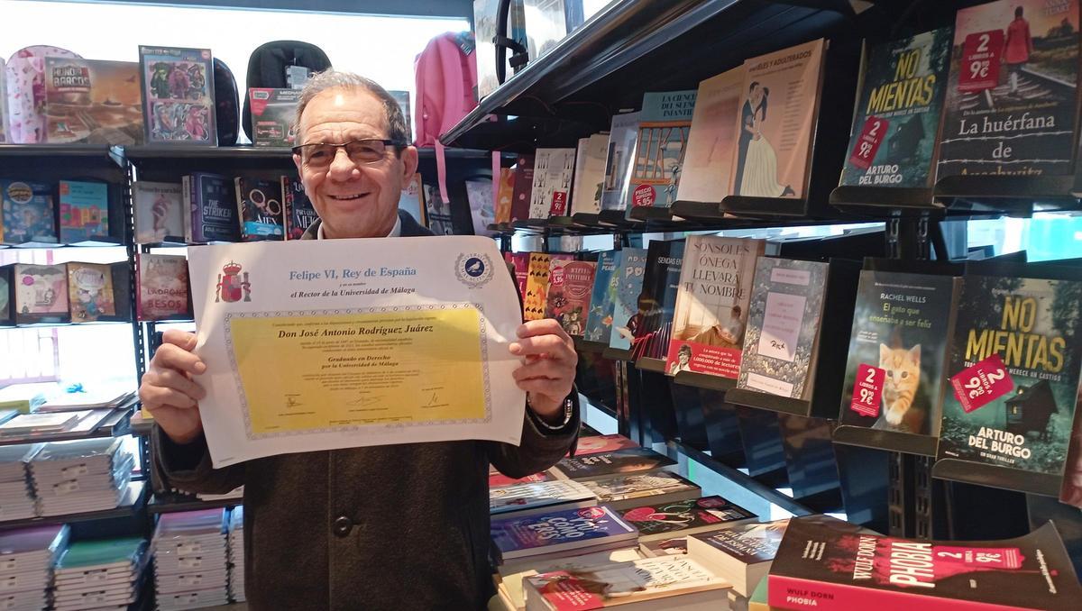 Pepe Juárez, esta semana en la librería Arjé, con su diploma de Graduado en Derecho, recibido hace unos días.