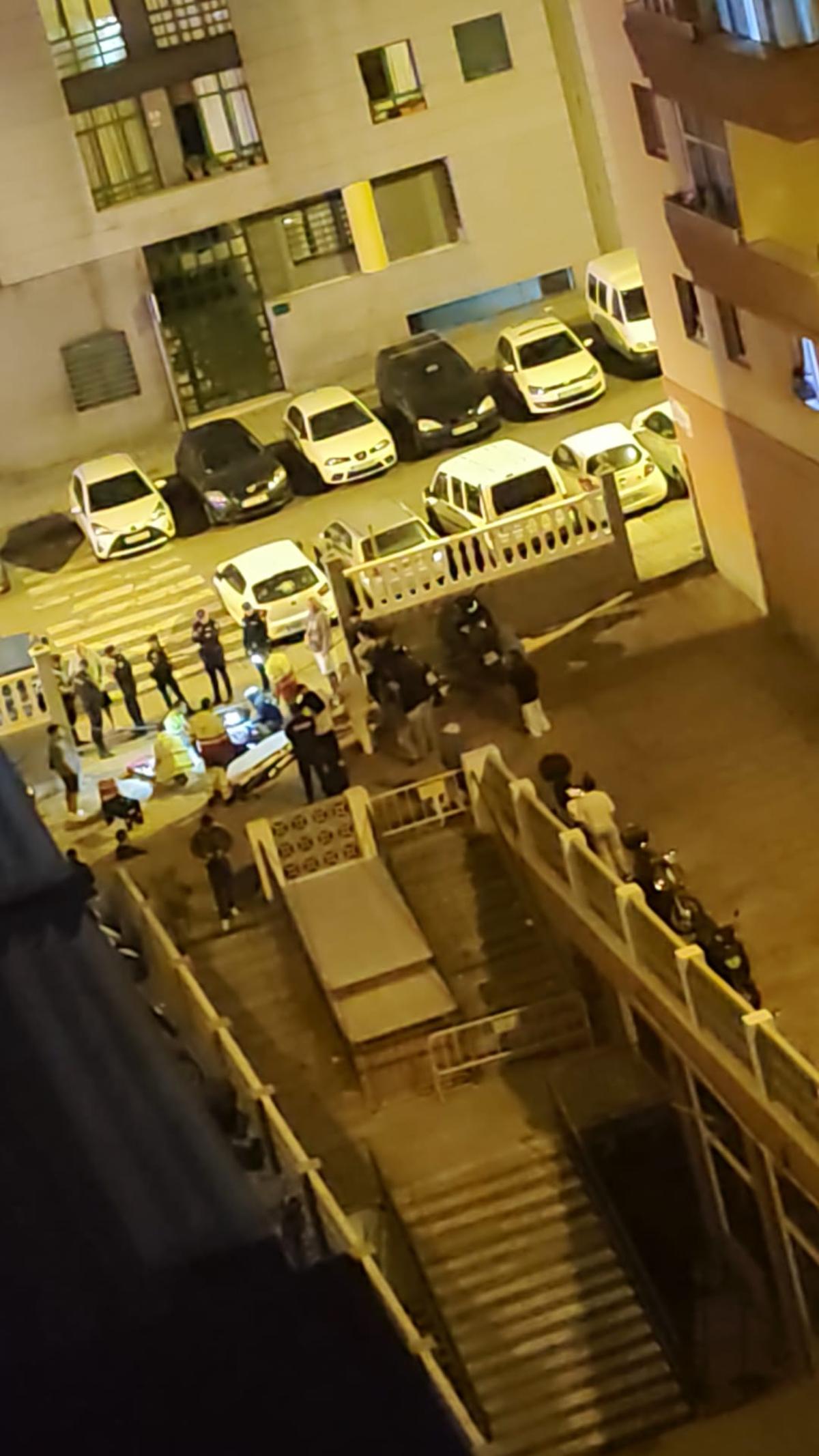 Los servicios de emergencia atienden, este domingo, al apuñalado en Madera y Corcho