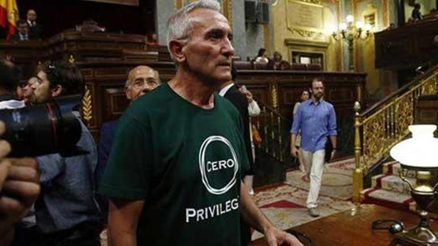 Cañamero, a su entrada en el hemiciclo.