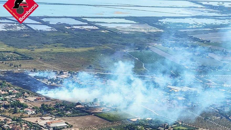 El incendio y las salinas de Santa Pola, al fondo