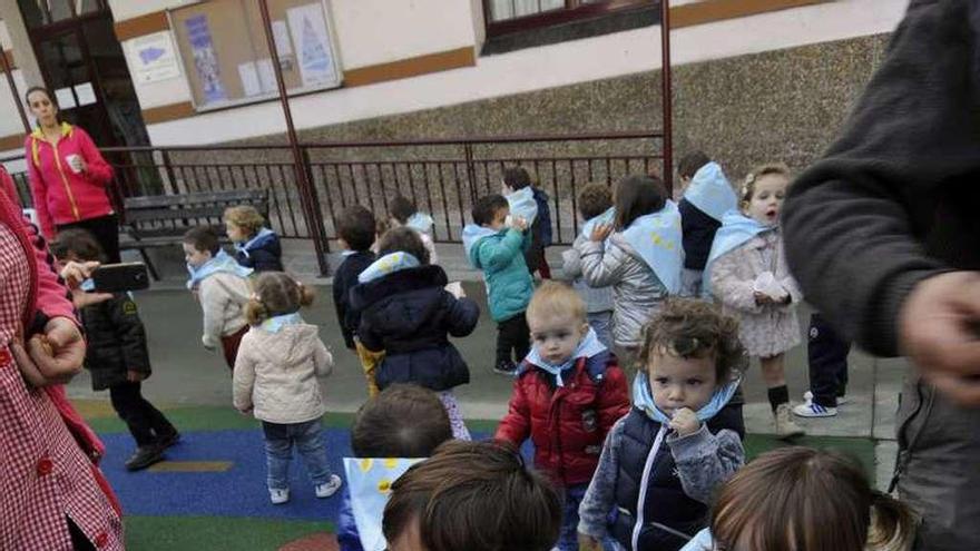 Alumnos disfrutando del amagüestu en el su colegio.