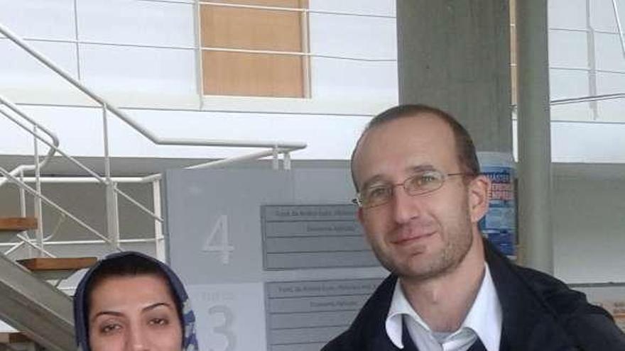 Leyla Azarang y Jacobo de Uña, en la Facultad de Económicas.