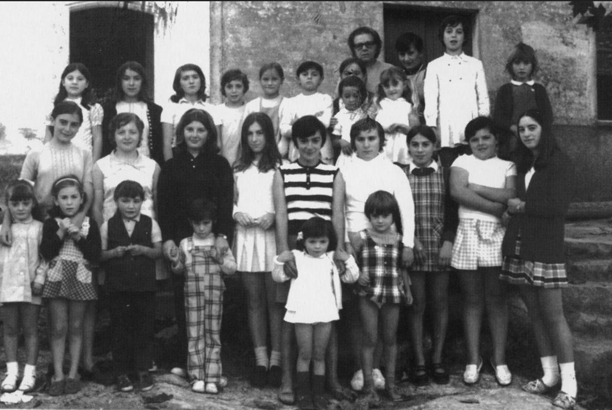 Alumnas da escola de Vilariño coa mestra Carmen Cordeiro.
