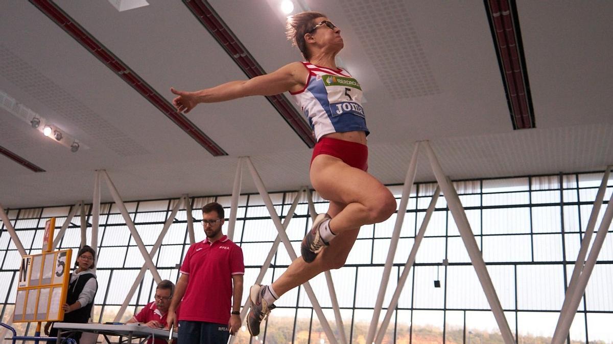 Loles Vives, en una prueba de salto de longitud de una campeonato máster.