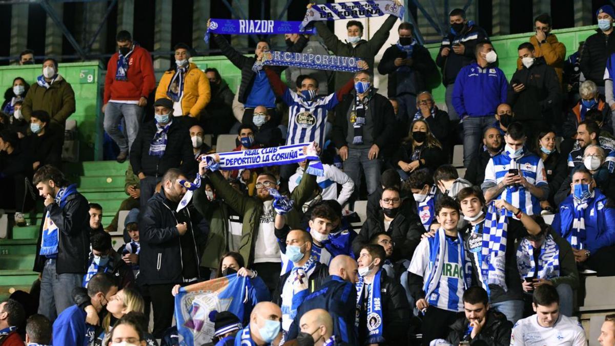 Un grupo de aficionados del Deportivo, ayer en A Malata. |  // ARCAY / ROLLER A.