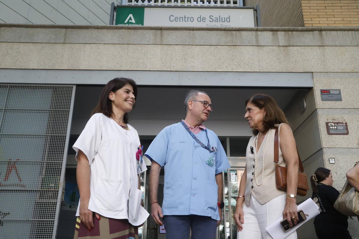 A.J.González Córdoba La delegada de Sanidad, María Jesús Botella, presenta el protocolo andaluz frente a los efectos de las altas temperaturas, en el centro de salud de Santa Rosa de la capital