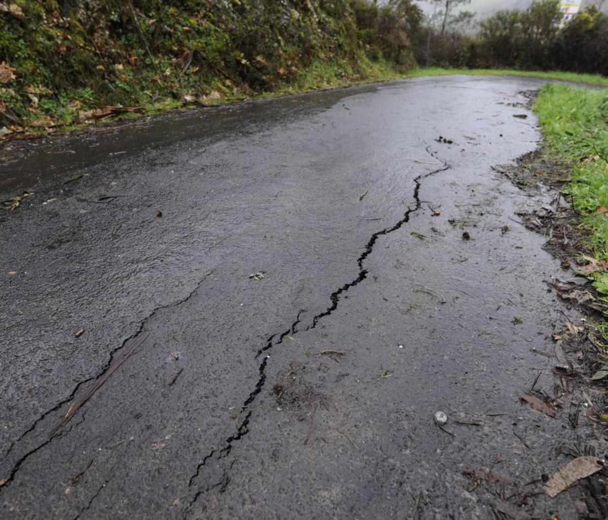 Grietas en la carretera que conectaba Adoufe con San Miguel.  | BERNABÉ/ JAVIER LALÍN