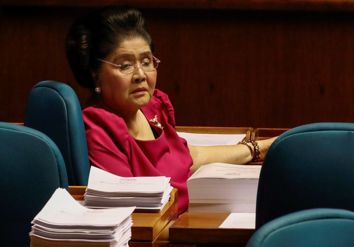 ROL05. QUEZON CITY (FILIPINAS), 13/12/2017.- La ex primera dama y diputada Imelda Marcos asiste a una sesión plenaria de ambas cámaras del Parlamento en la que se aprobó prorrogar la ley marcial en la región de Mindanao (sur) durante un año, todo 2018, como había solicitado el presidente del país, Rodrigo Duterte, en Manila, Filipinas, hoy 13 de diciembre de 2017. EFE/ Rolex Dela Pena